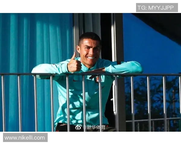 足球巨星竖大拇指瞬间定格 向全世界传递自信与力量的象征