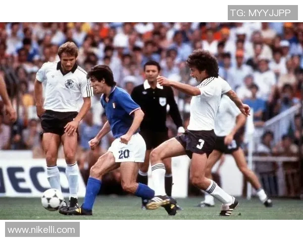 儿时偶像足球球星的辉煌历程与传奇瞬间回顾